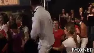 شاذ يختصب اخوه