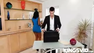 خيال ثلاثي مثير: الزوجة تخدم القضيب الصلب للصديق