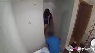 مشاهدة الابناء ابائهم وهم يمارسون الجنس