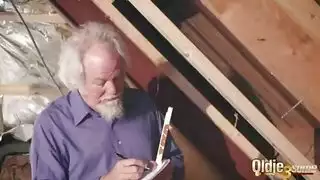 عجوز يستمتع بشابة