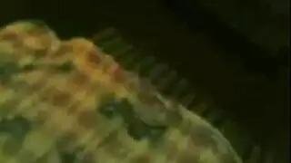 رجل يفرك زله