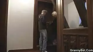 شقراء مثيرة ناضجة بحلمات مثقوبة تتعرض للضرب