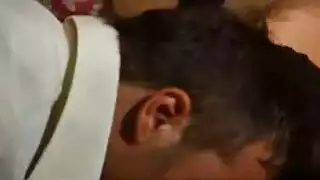 عاهرة شقراء صغيرة تخلع ملابسها وتداعب فرجها المبلل