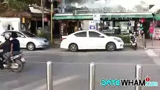 عاهرة صدرية صغيرة تأخذ قضيبًا على الشرفة